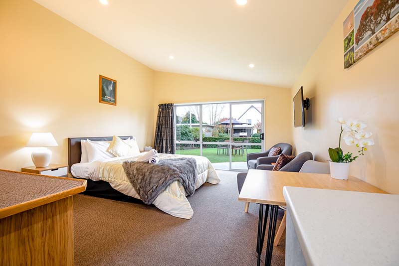 accessible king size room in te anau